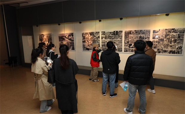 郑州工商学院艺术学院教工第一党支部参观“永远的红旗渠”——纪念红旗渠通水六十周年摄影展