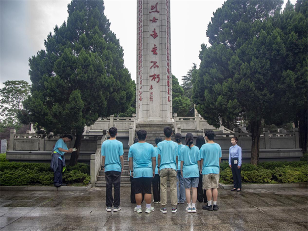 历史坐标中定位青春 振兴中彰显青春力量——文学院学生第四党支部“红脉永驻，旗指新程”暑假社会实践团队赓续红色血脉践行榜样引领