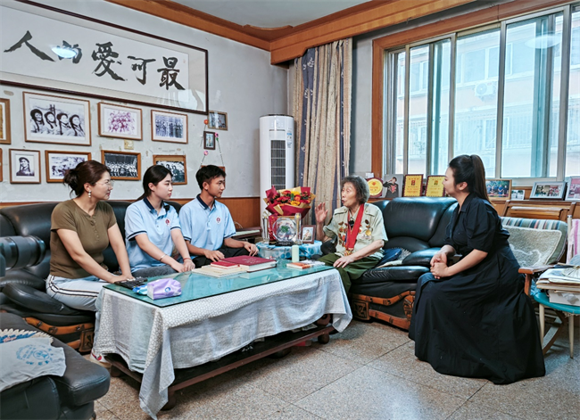 河南应用技术职业学院本科部党总支开展“聆听榜样故事，传承红色薪火”主题教育实践活动