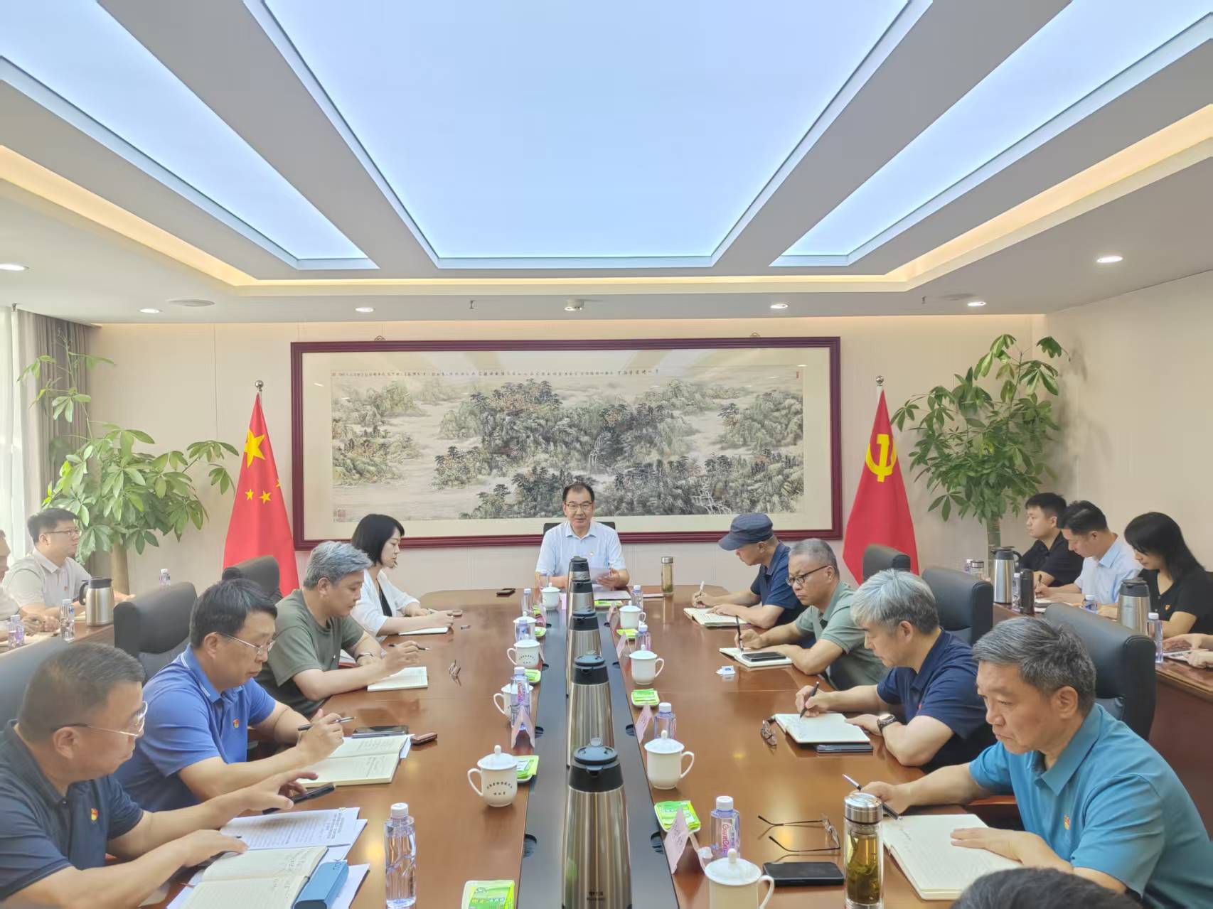 省科技厅党组成员、副厅长、一级巡视员何守法为分管处室、单位党员干部讲授专题党课
