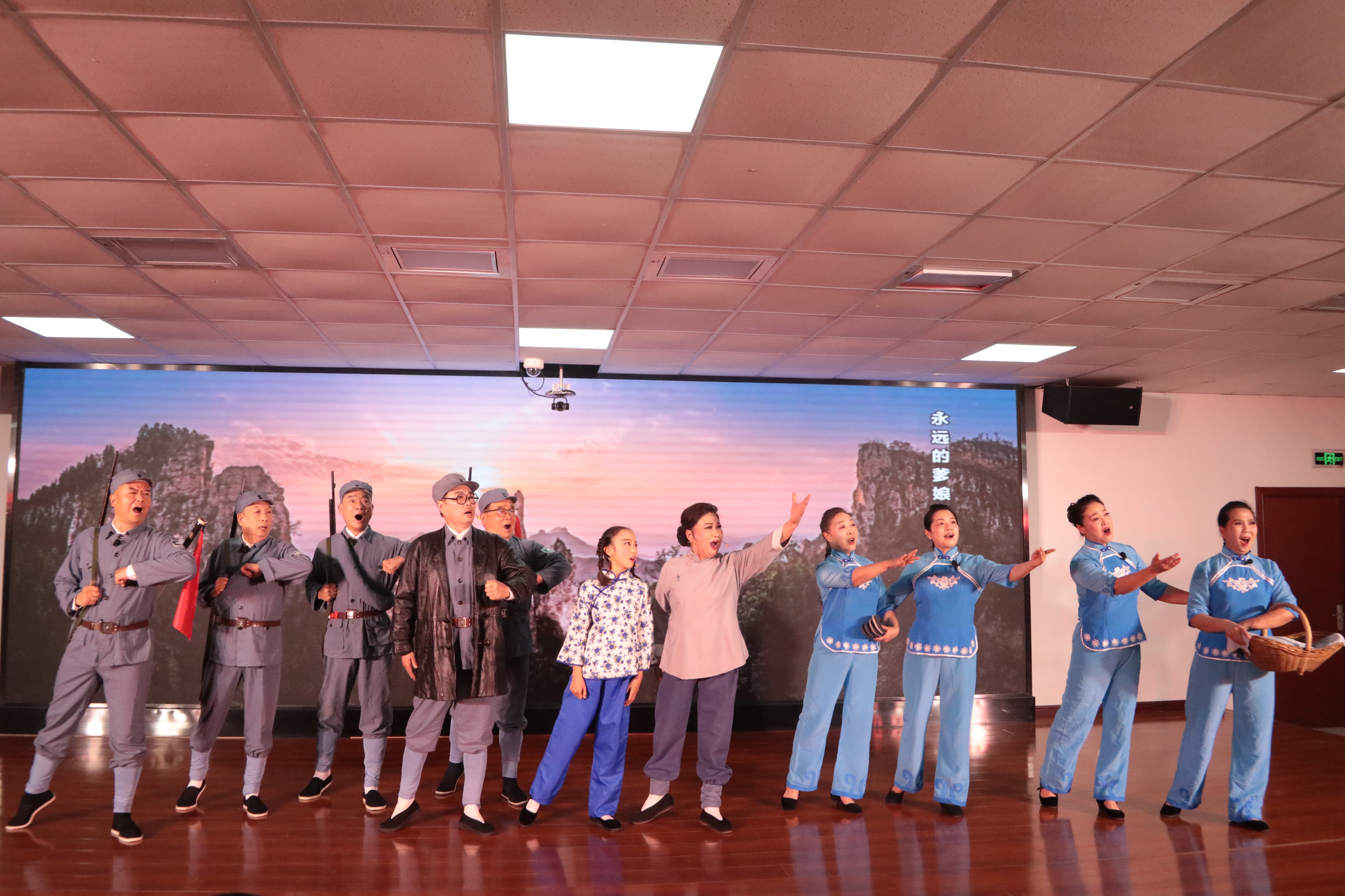 爱我人民爱我军 共绘双拥同心圆——漯河市举办建军98周年庆“八一”双拥文艺汇演