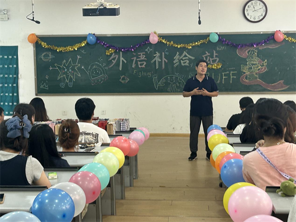 郑州升达经贸管理学院外国语学院开展“外语补给，助力研途”留校考研学生暖心关怀活动