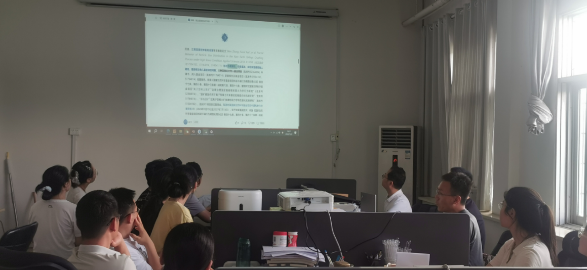 化学化工学院教师第三党支部开展“清风科研”作风建设主题党日活动暨暑期留校学生座谈会