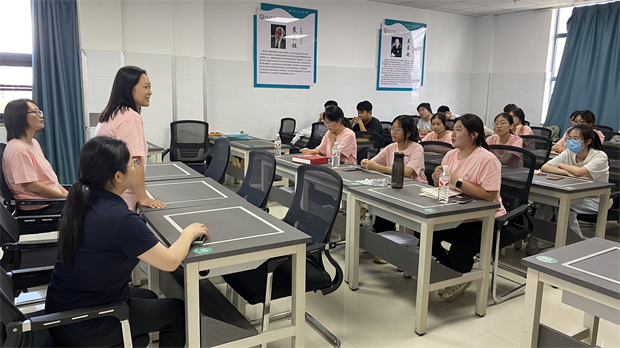 河南医专临床医学院全科医学教育赋能医学生综合能力实践路径——党旗飘扬在基层一线：基层医疗展新貌，体悟医德守初心