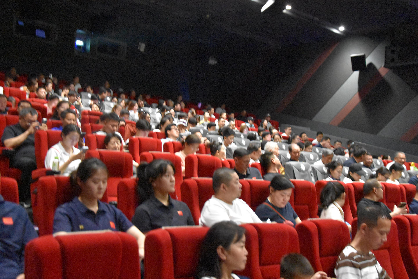 省武体冰中心组织参加爱国观影主题党日活动