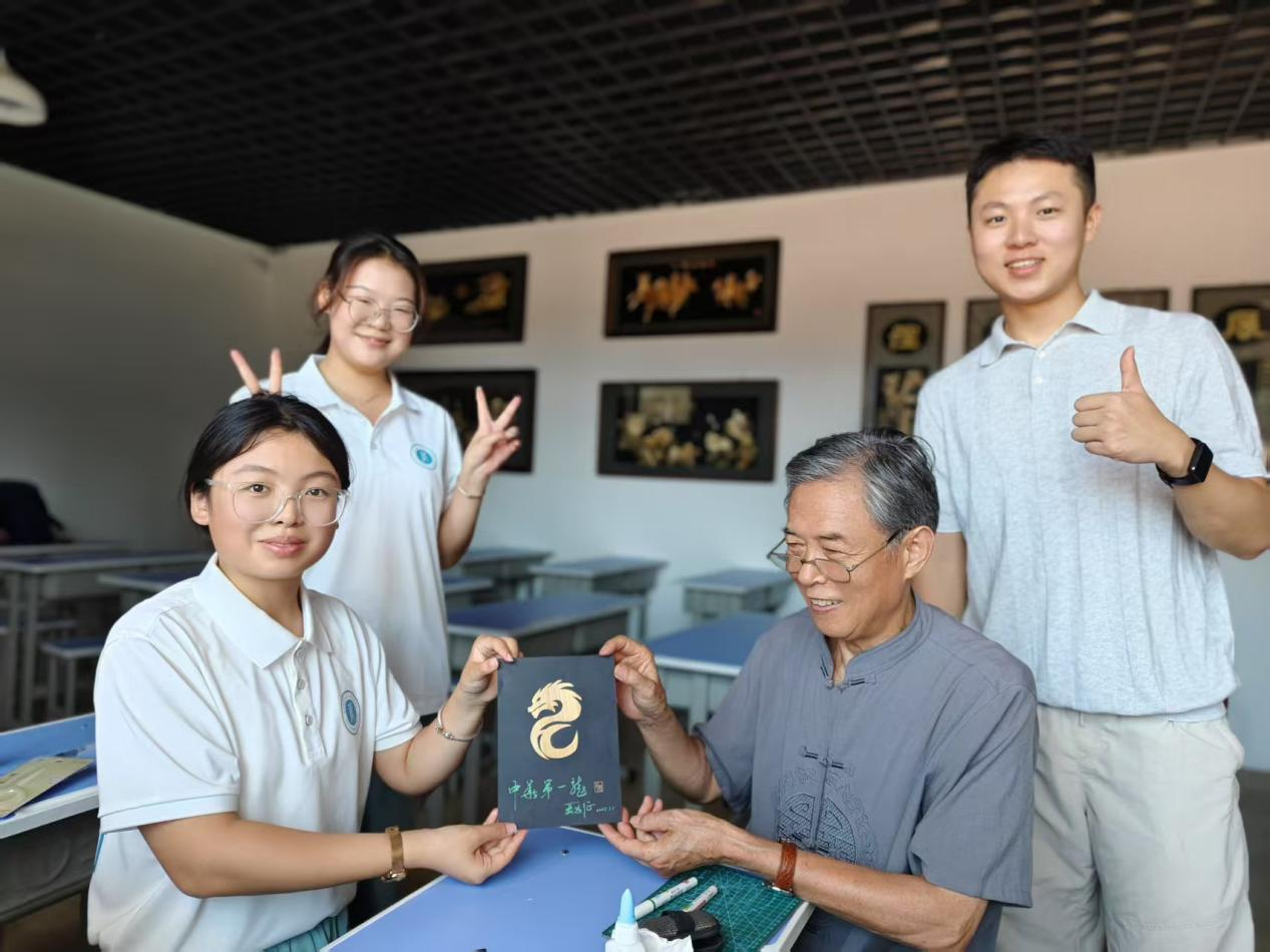 青春铸魂，麦秆织梦——郑州科技学院工商管理学院党委开展非物质文化遗产研学活动