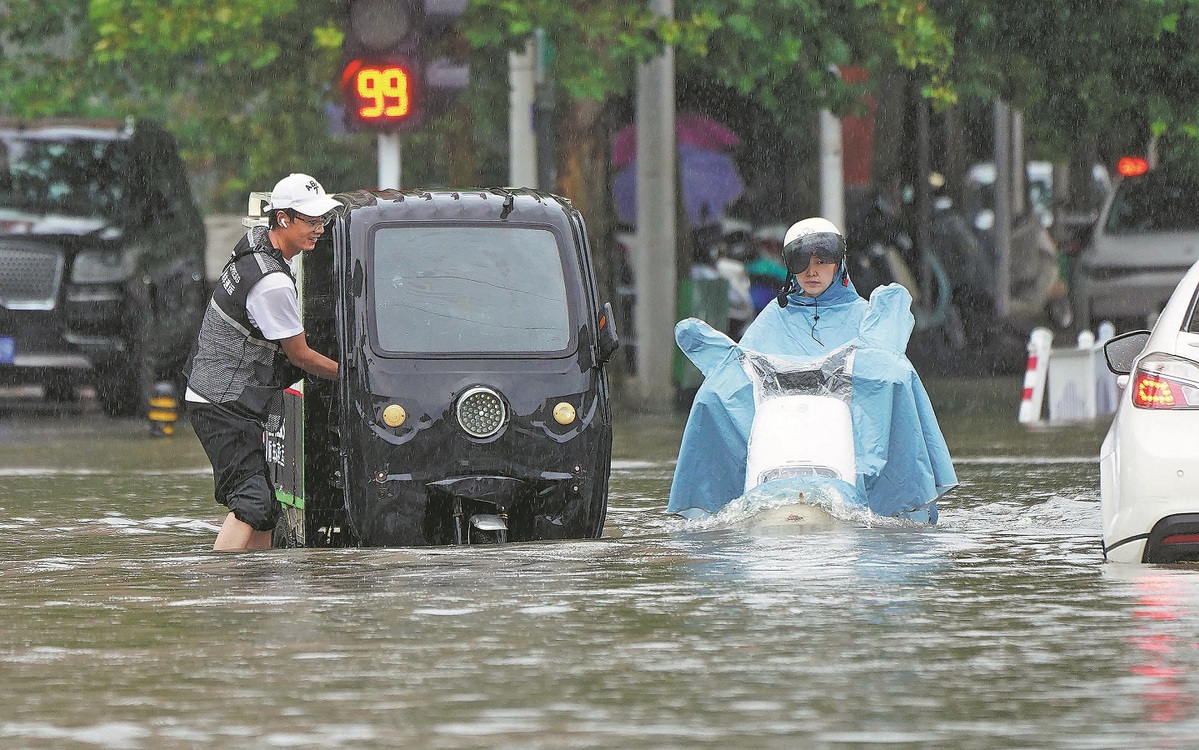 Guangzhou landslide victims sought; Zhengzhou raises flood control alert