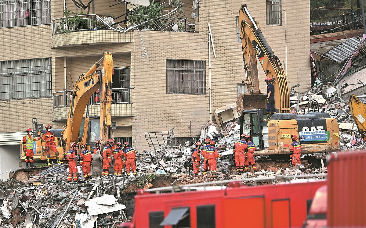 Guangzhou landslide victims sought; Zhengzhou raises flood control alert