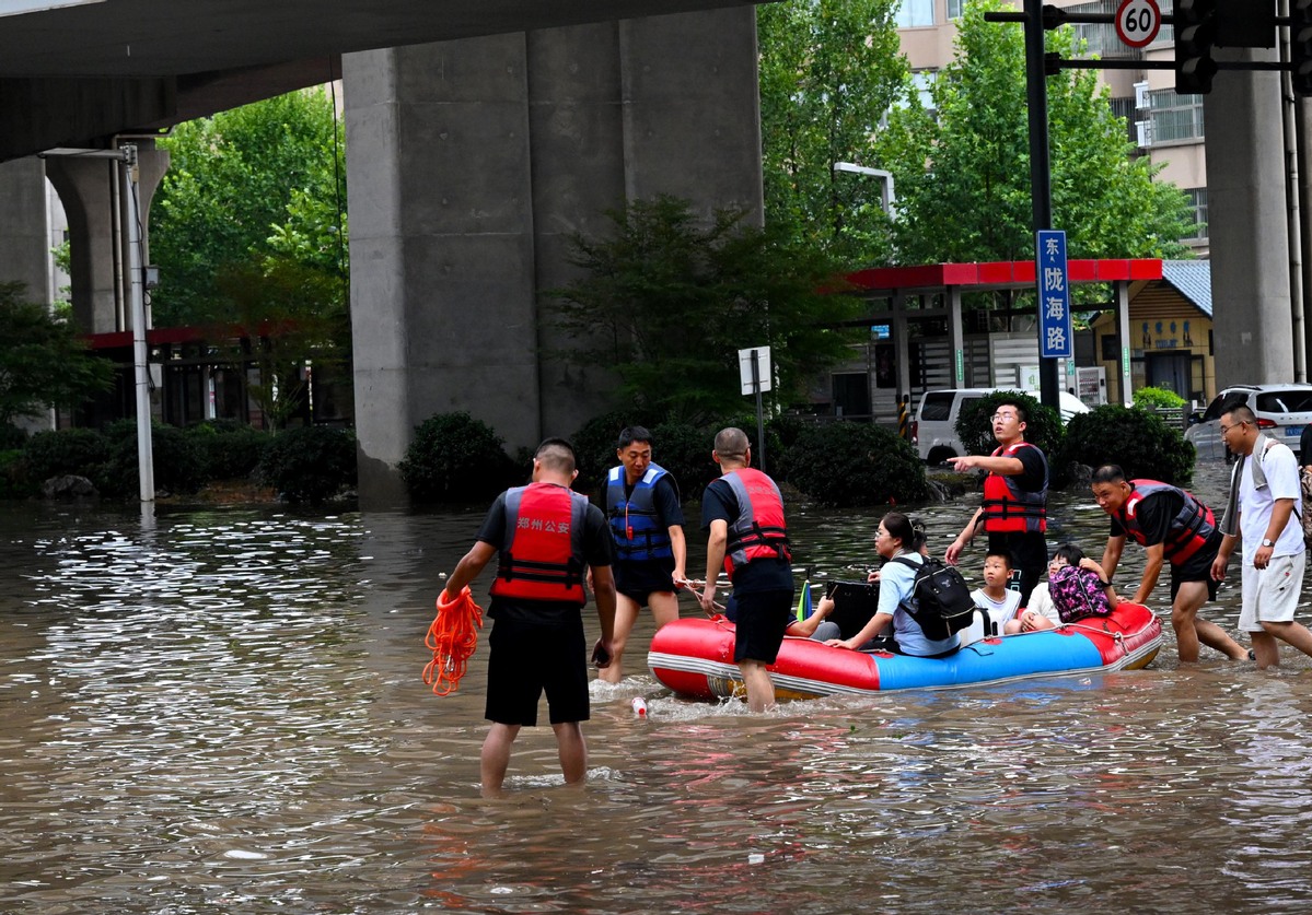 Zhengzhou metro suspends stations amid heavy rain