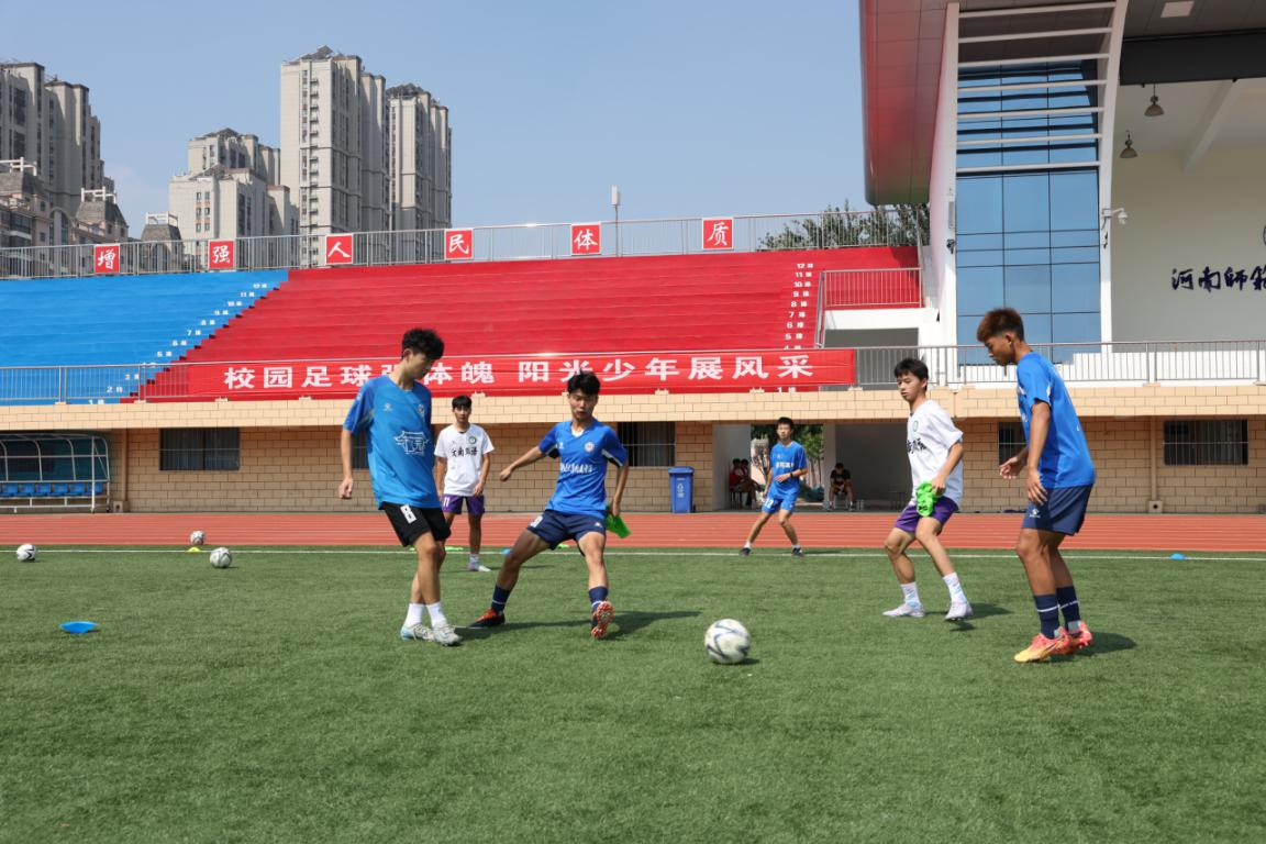 2025年河南省青少年校园足球夏令营在河南师范大学附属中学开营