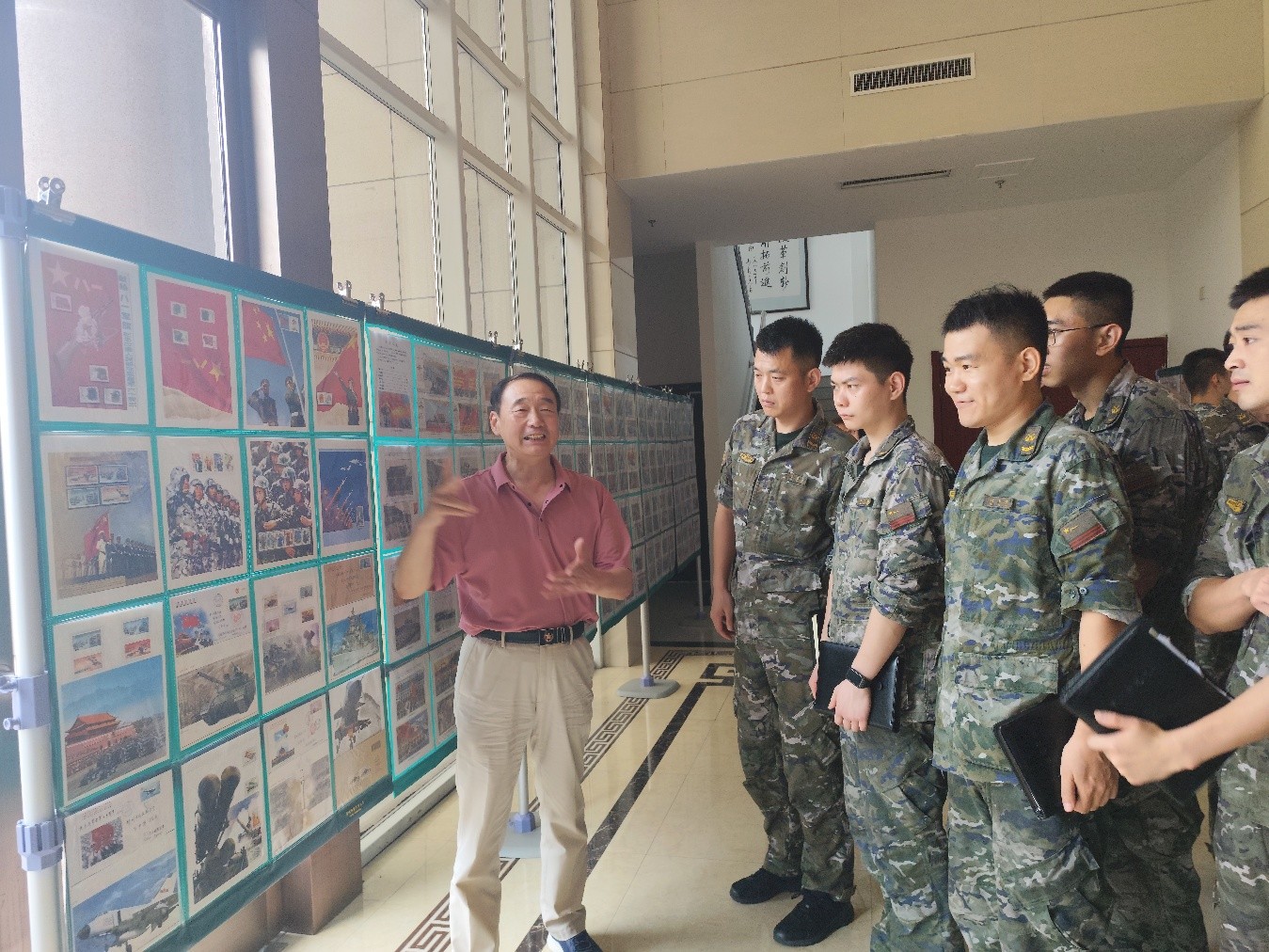 郑州巩义：开展纪念抗日战争胜利80周年集邮巡展进军营活动