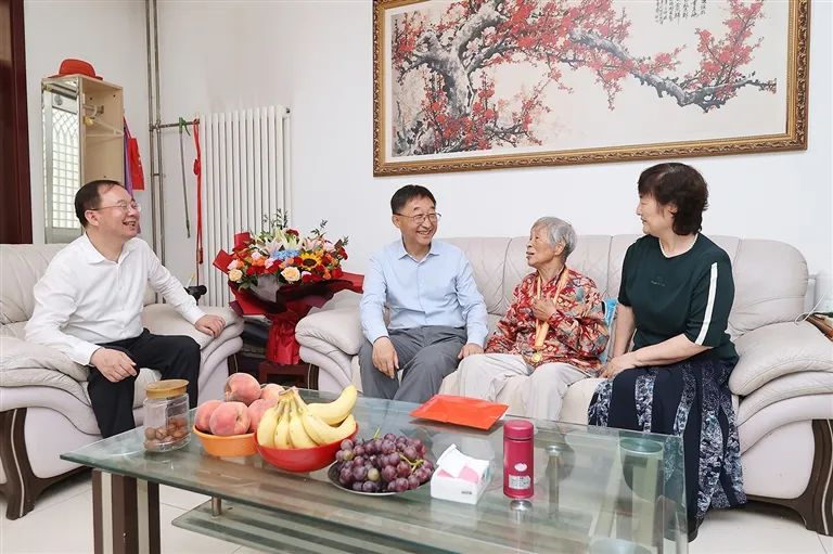刘宁走访慰问参加过抗战的老战士老同志并颁发“中国人民抗日战争胜利80周年”纪念章
