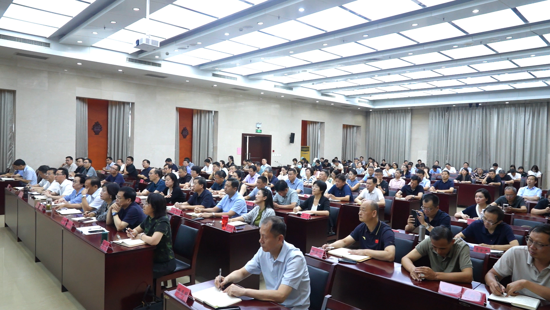 省文化和旅游厅党组举行理论学习中心组扩大会议专题学习新媒体环境下舆情风险与媒体沟通