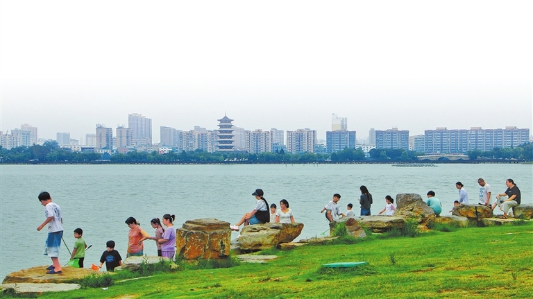 Early autumn at Ronghu Wetland