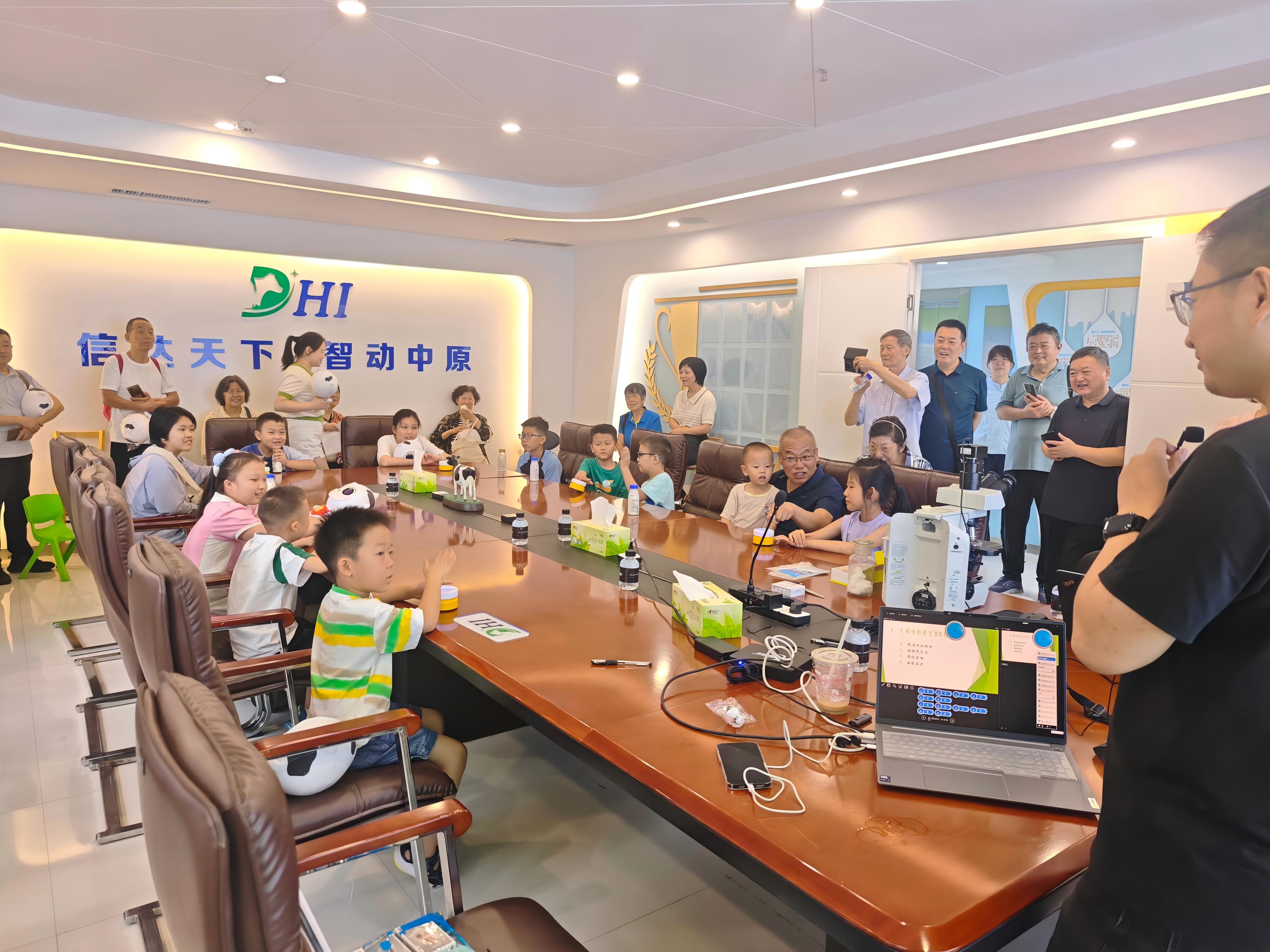 省农业农村厅组织祖孙探秘牛奶世界活动