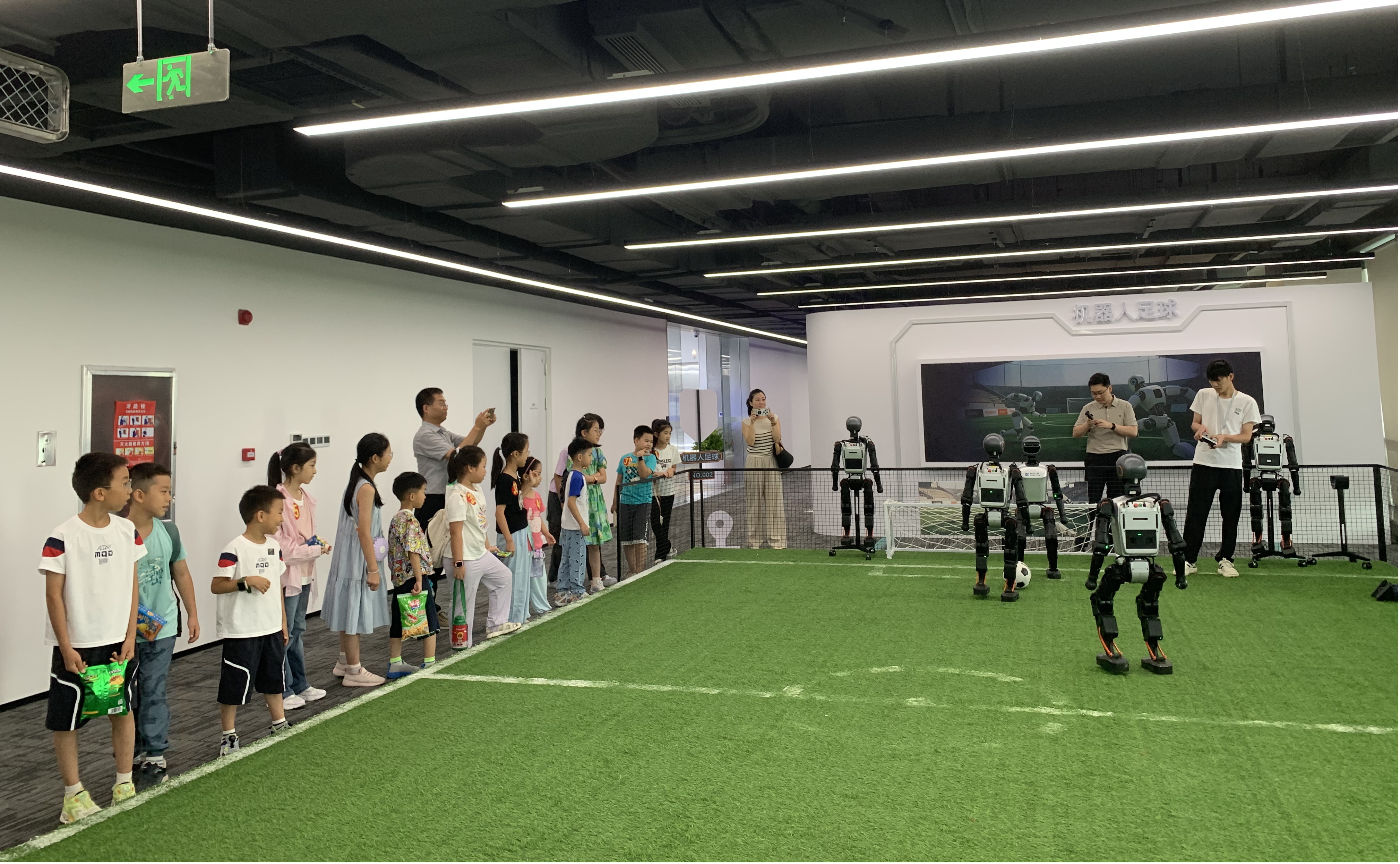 省科技厅开展“探秘机器人 科技向未来”暑期研学活动