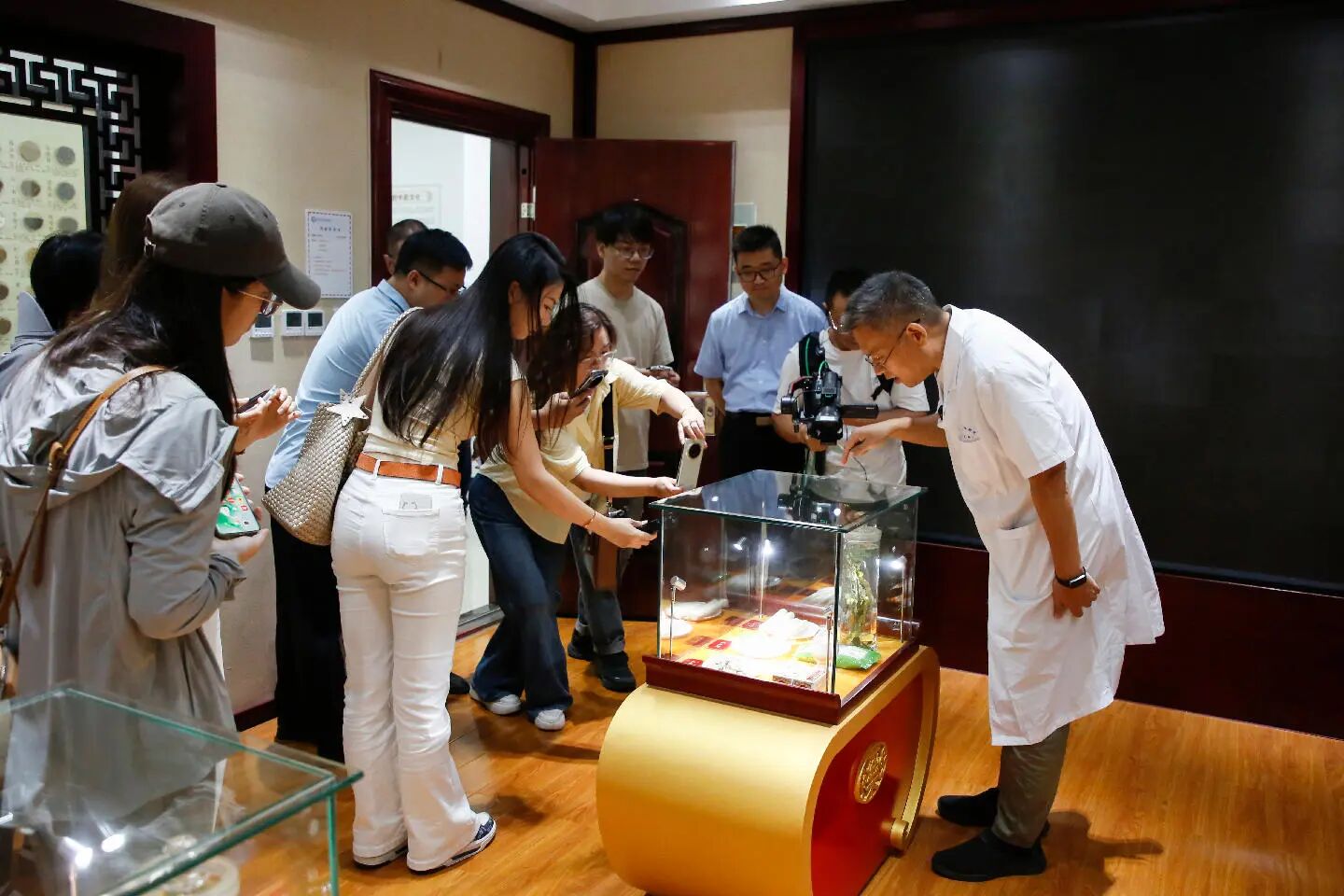 河南省药品监管局举办2025年药品安全宣传周“公众开放日”活动