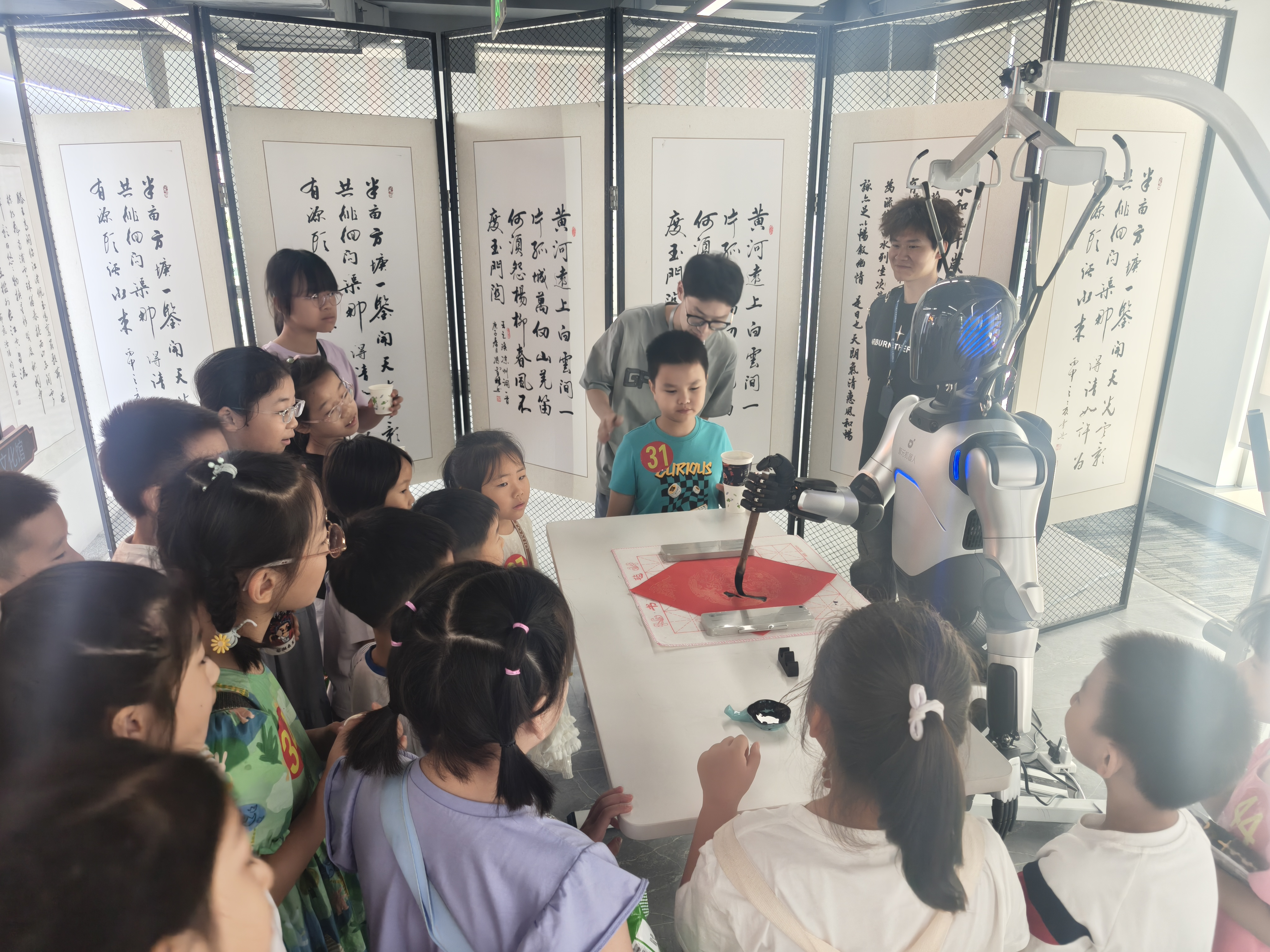 省科技厅开展“探秘机器人 科技向未来”暑期研学活动