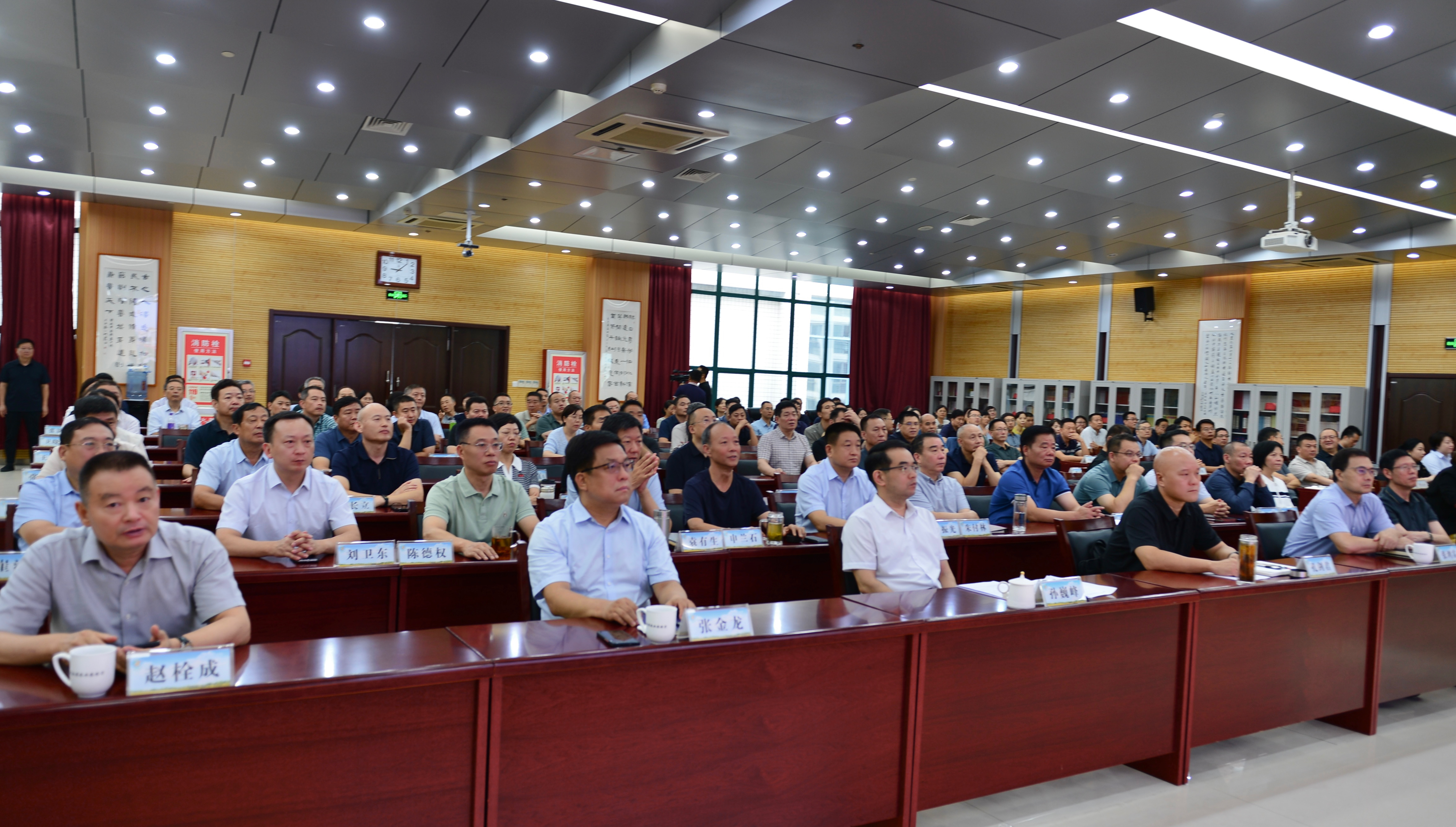 省农业农村厅集中收看纪念中国人民抗日战争暨世界反法西斯战争胜利80周年大会