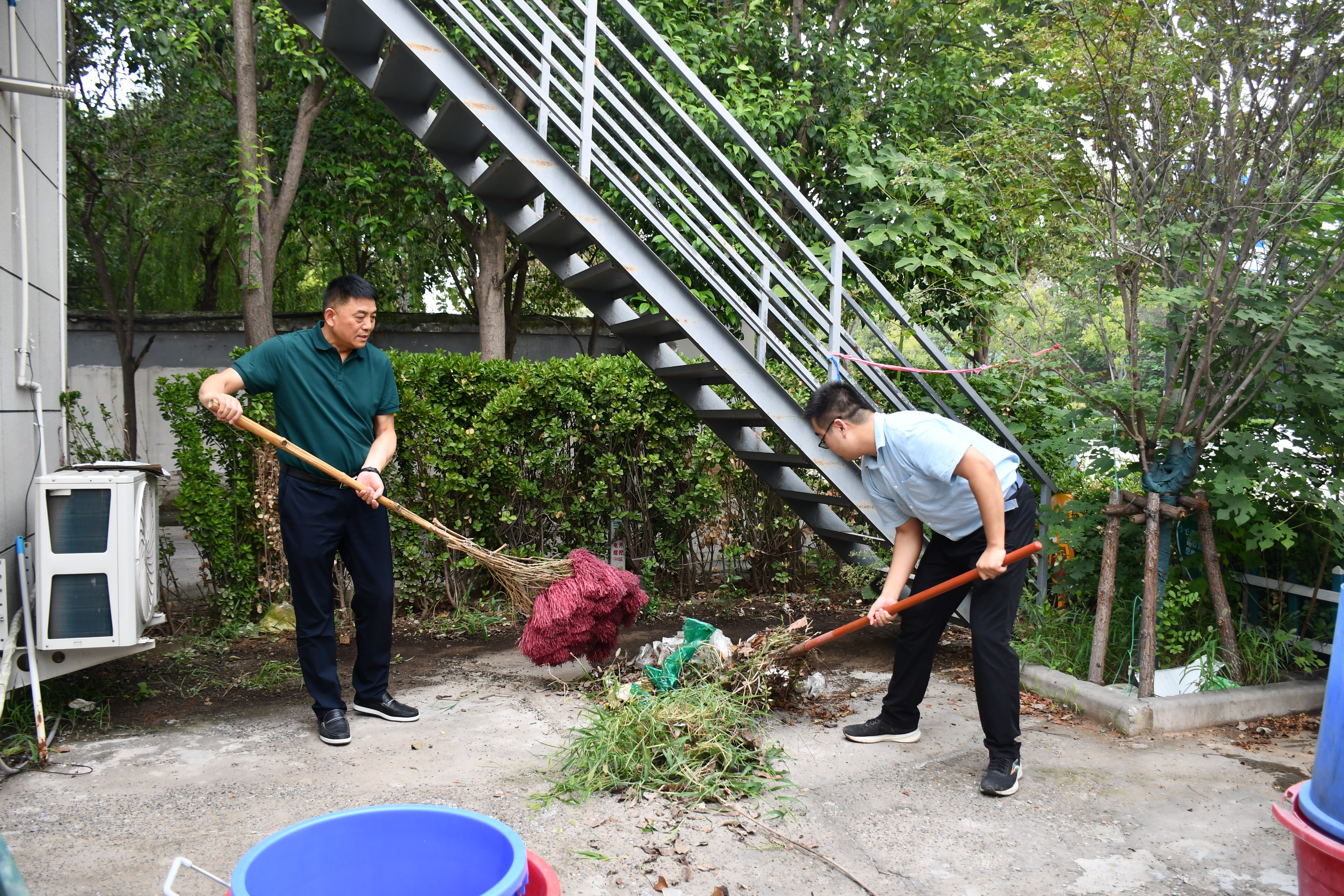 角落卫生大清扫 “洁”尽全力焕新颜 <br>——开封市审计局积极参与城市清洁行动