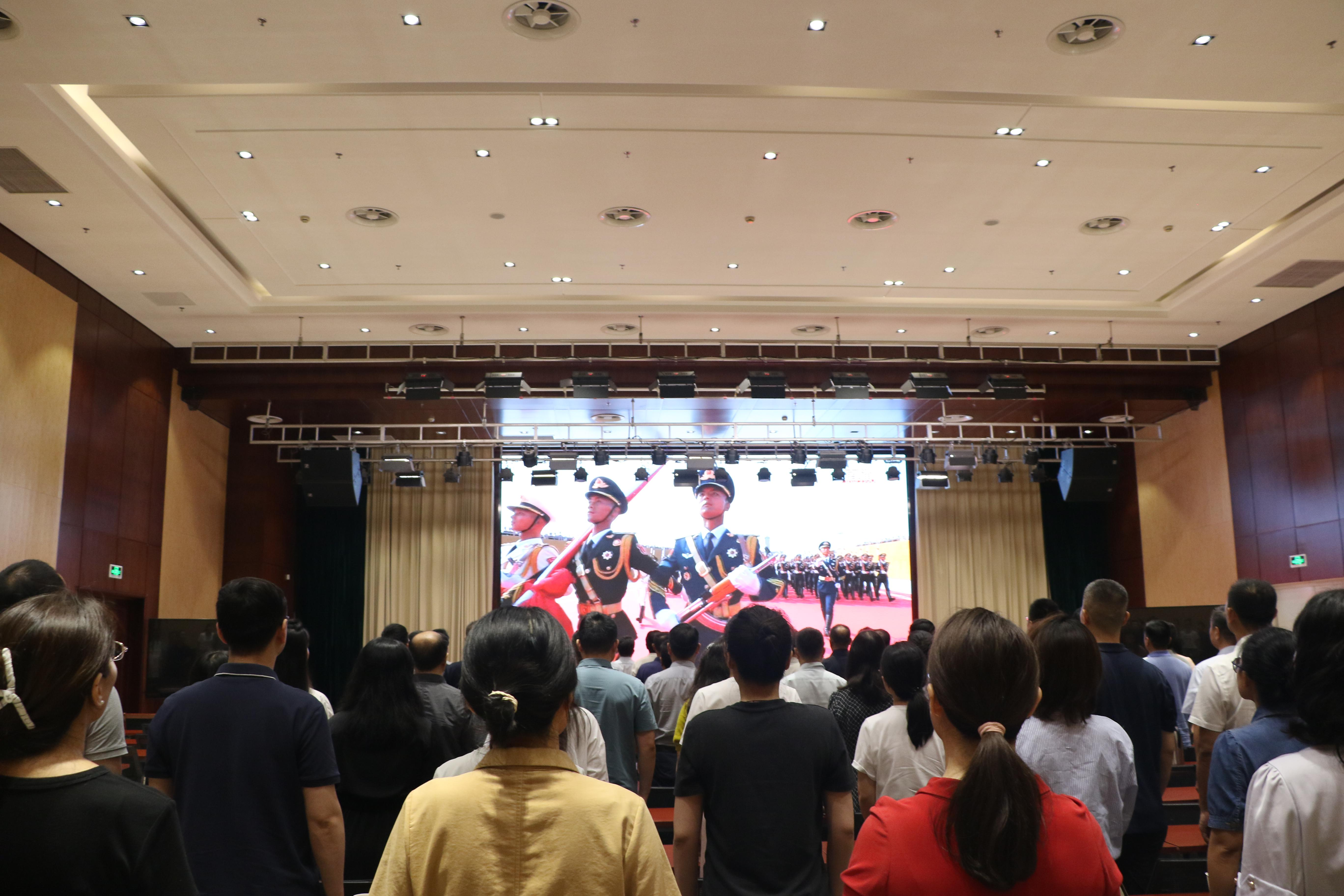 省住房城乡建设厅组织集中观看纪念中国人民抗日战争暨世界反法西斯战争胜利80周年大会