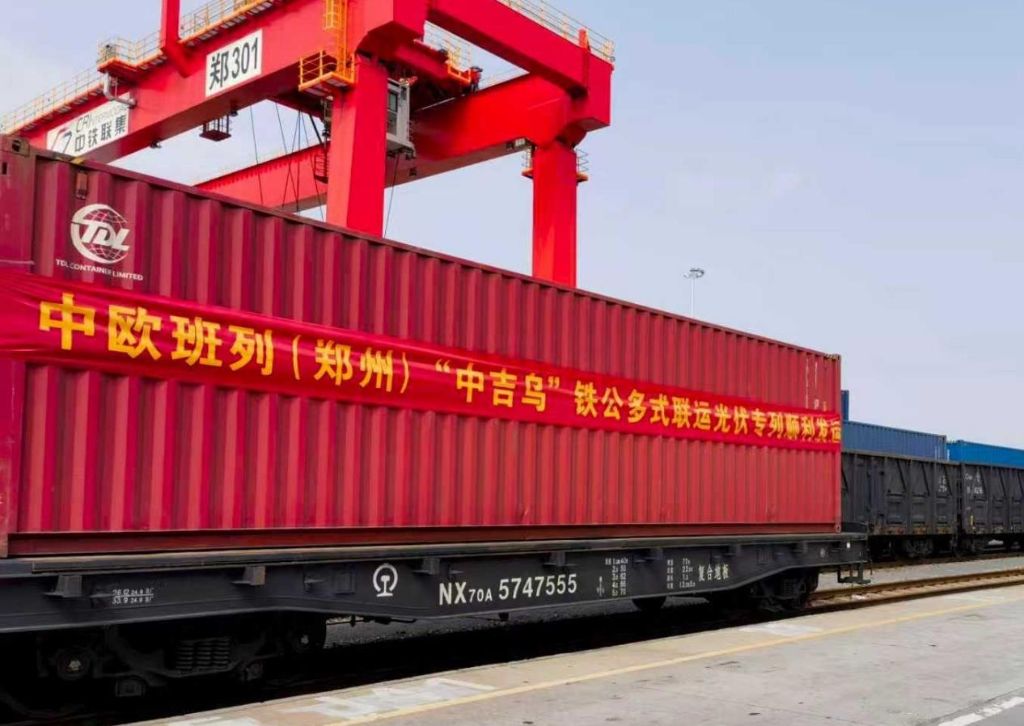'Rail-highway intermodal' photovoltaic special train makes successful debut