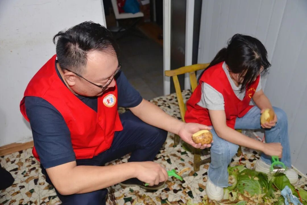 爱心早餐传温情 省生态环境厅志愿服务点亮秋日晨光_省厅动态_河南省生态环境厅