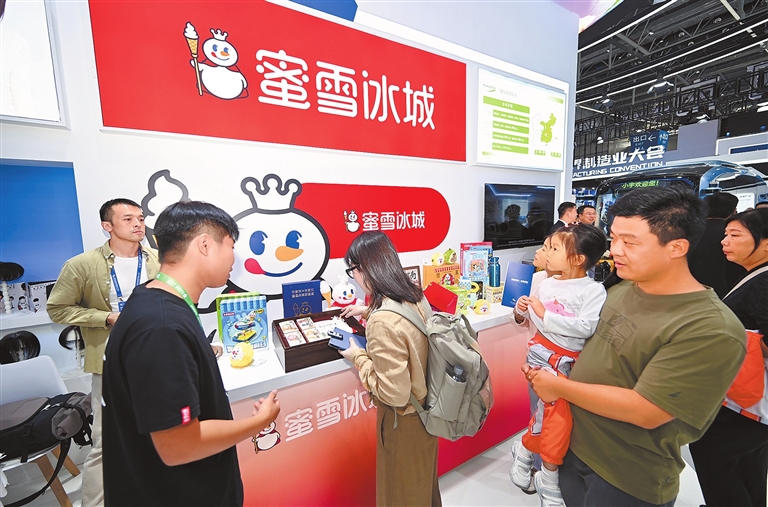 2025世界制造业大会河南馆人气火爆 “车王”“雪王”成顶流名片