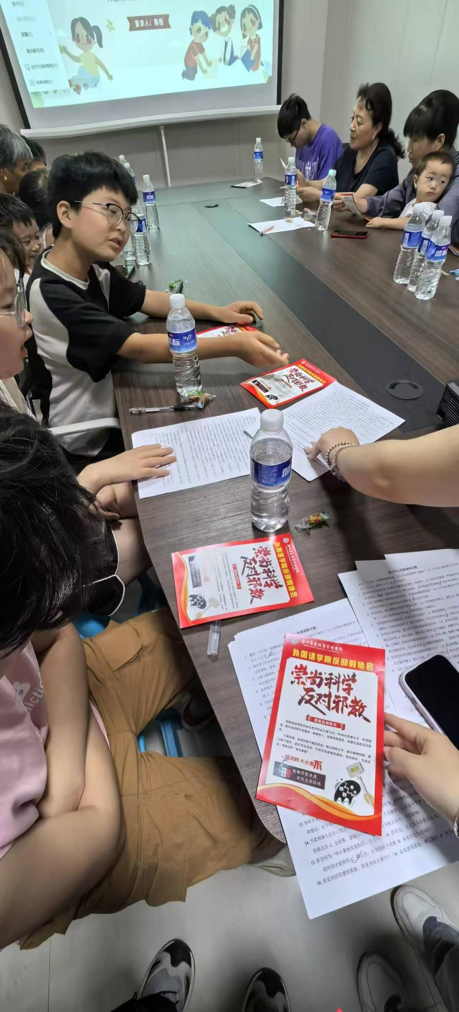 郑州升达经贸管理学院外国语学院开展暑期社区反邪教宣传活动 郑州升达经贸管理学院外国语学院开展暑期社区反邪教宣传活动