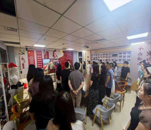 河南工学院艺术设计学院教工党支部组织全体党员教师收听收看纪念中国人民抗日战争暨世界反法西斯战争胜利80周年大会