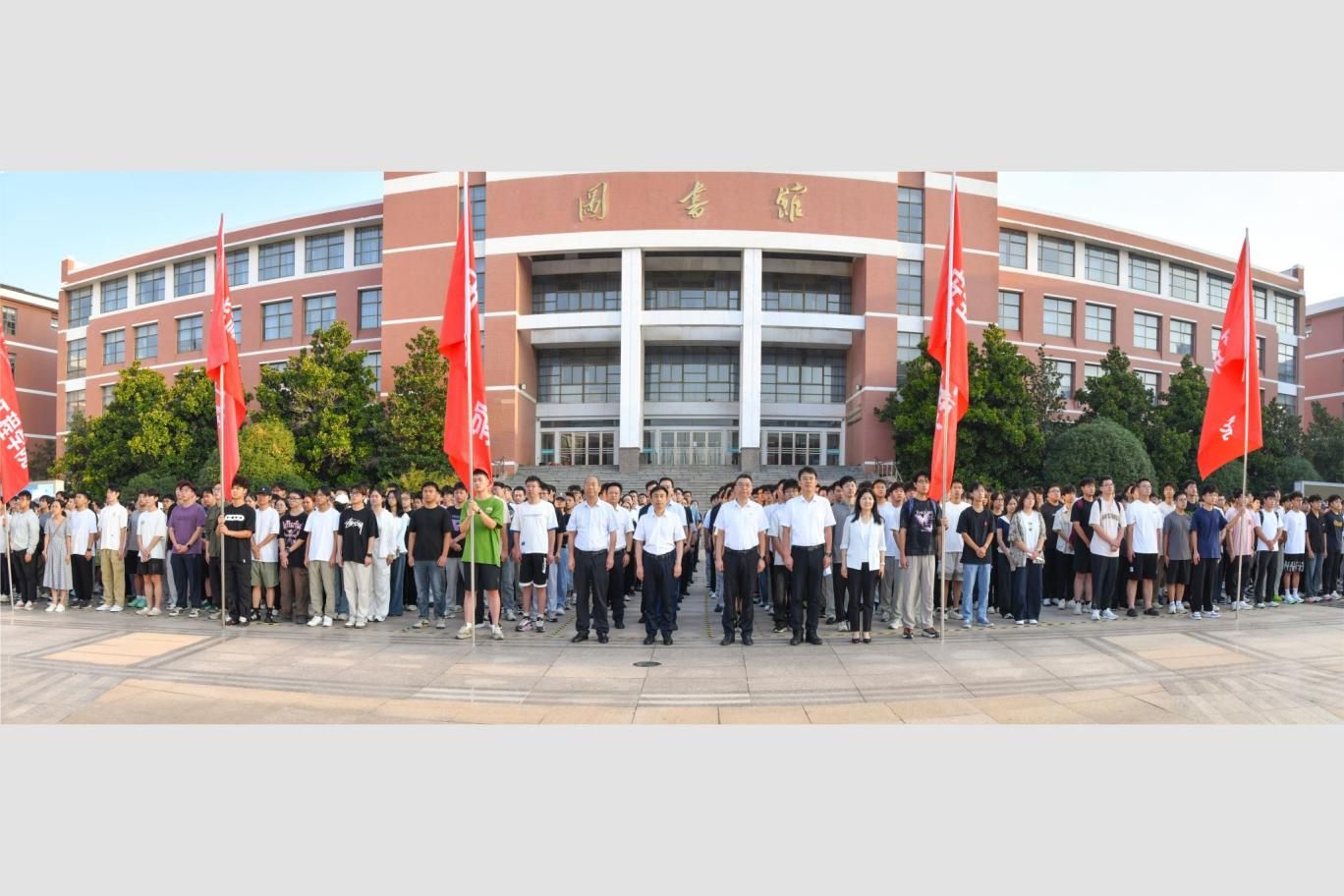 河南理工大学举行新学期开学升国旗仪式 河南理工大学举行新学期开学升国旗仪式