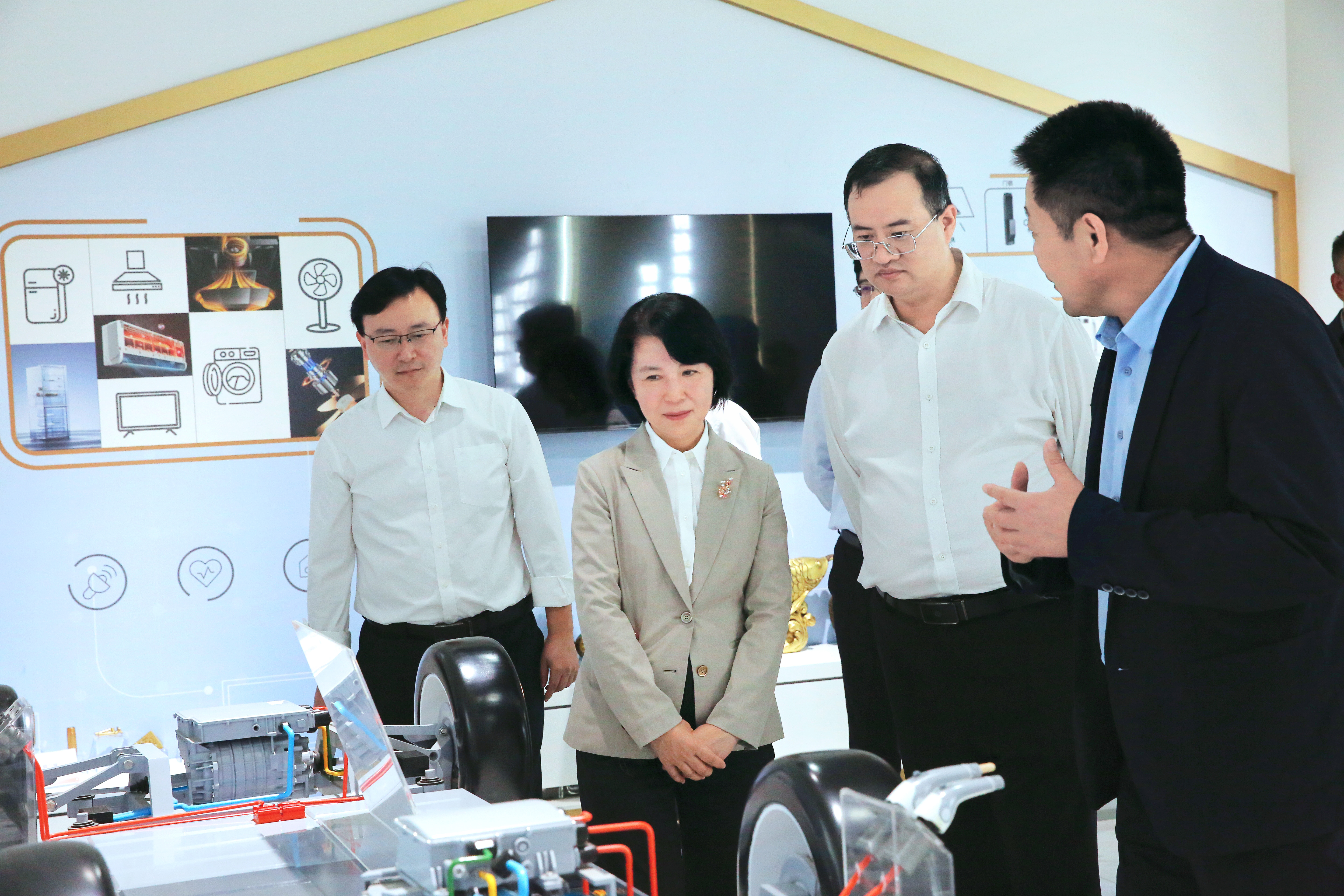 省统计局党组书记、局长王旭赴漯河参加全省统计开放日现场活动并调研