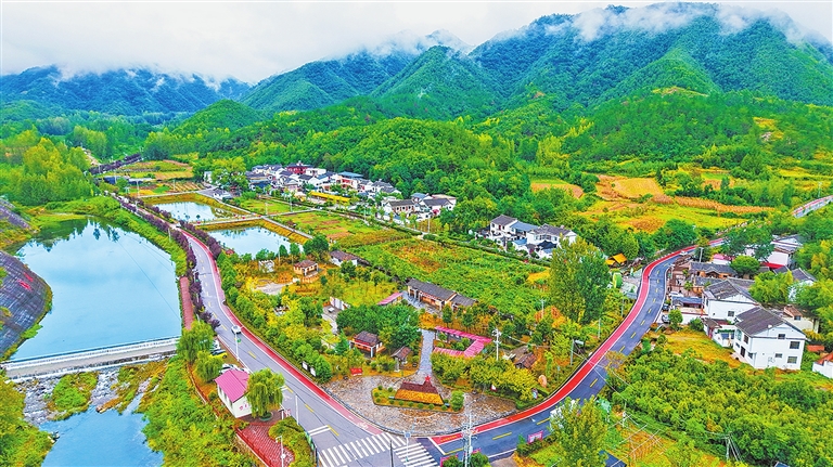 Fabulous autumn scenery in Muzhai village