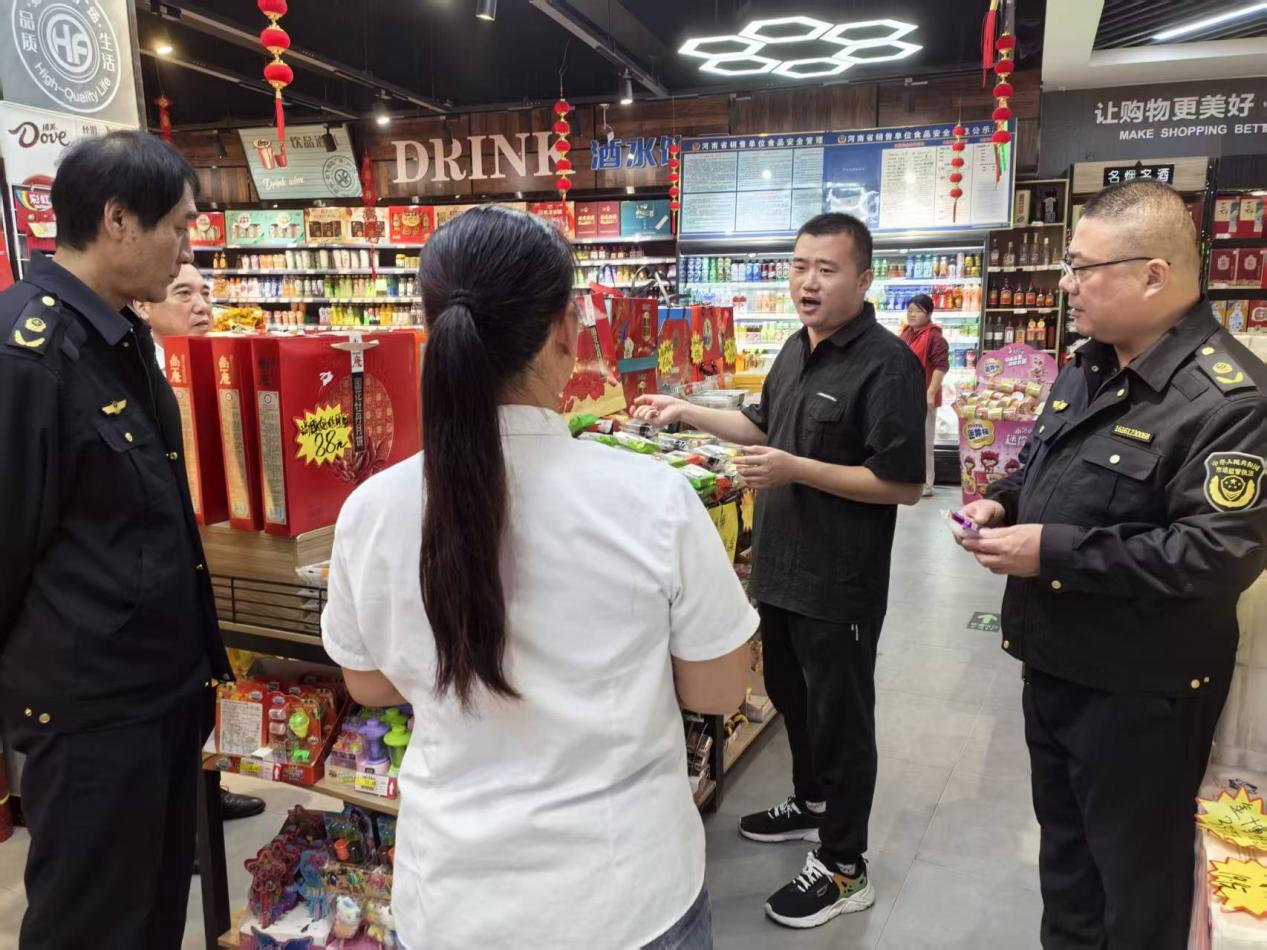 镇平县市场监管局石佛寺市场监管所执法人员在超市开展双节期间食品安全检查工作.png