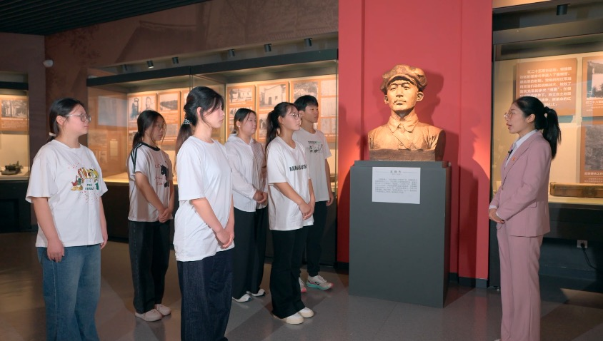 以脚步践行真理 用实践书写担当——河南交通职业技术学院直属第四党支部开展“行走的思政课”实践教学活动