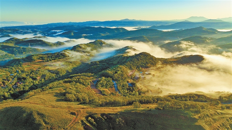 Cloud sea over Daqing Mountain
