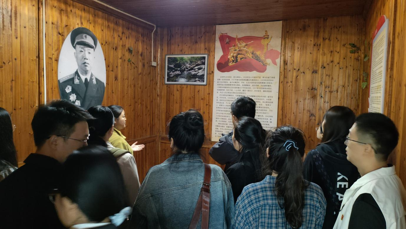 郑州科技学院外国语学院教工第二党支部开展“追寻铁军足迹，赓续红色血脉”主题党日活动