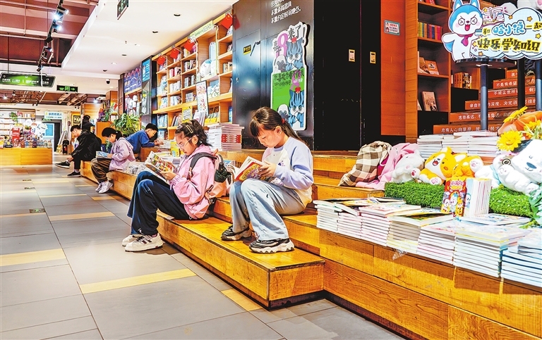 A quiet reading moment in Zhengzhou