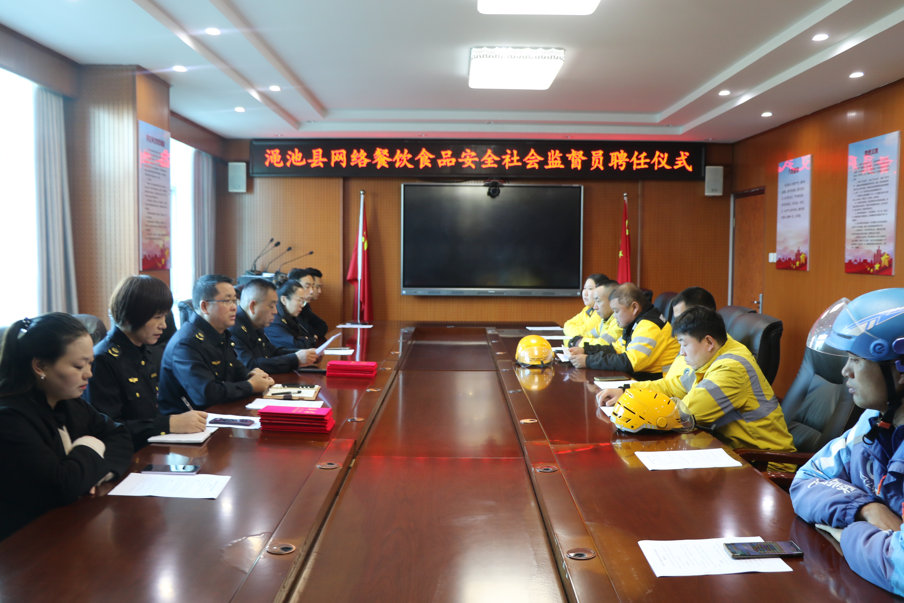 渑池：“黄蓝军团”骑手食品安全监督员上岗