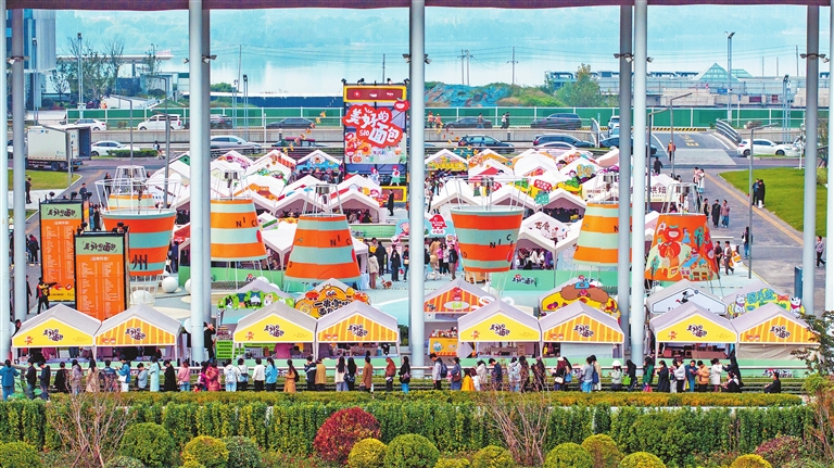 Zhengzhou Financial Island bustles with crowds Zhengzhou Financial Island bustles with crowds
