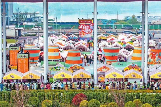 Zhengzhou Financial Island bustles with crowds
