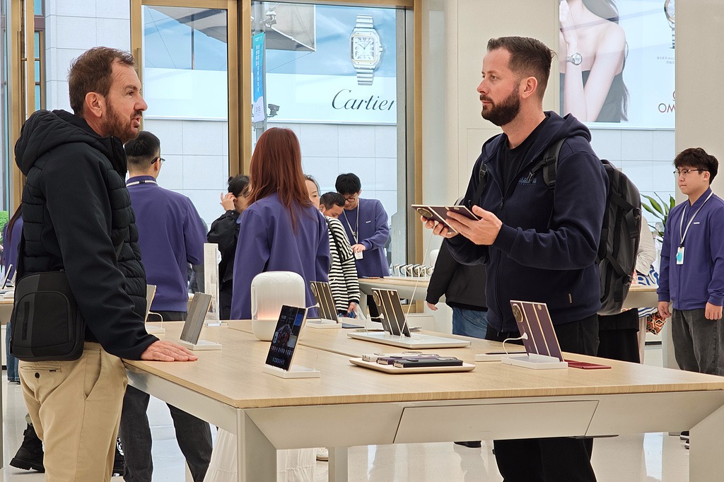 China lays out pitch to lure world's consumers