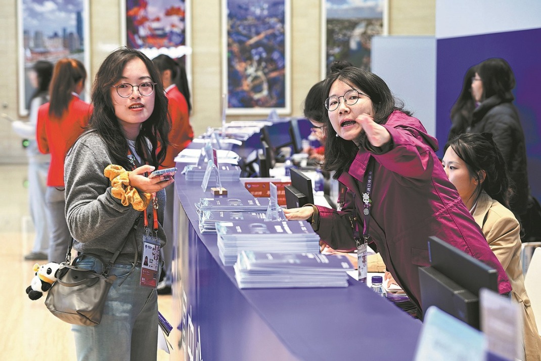 Chinese premier reaffirms commitment to opening up at import expo