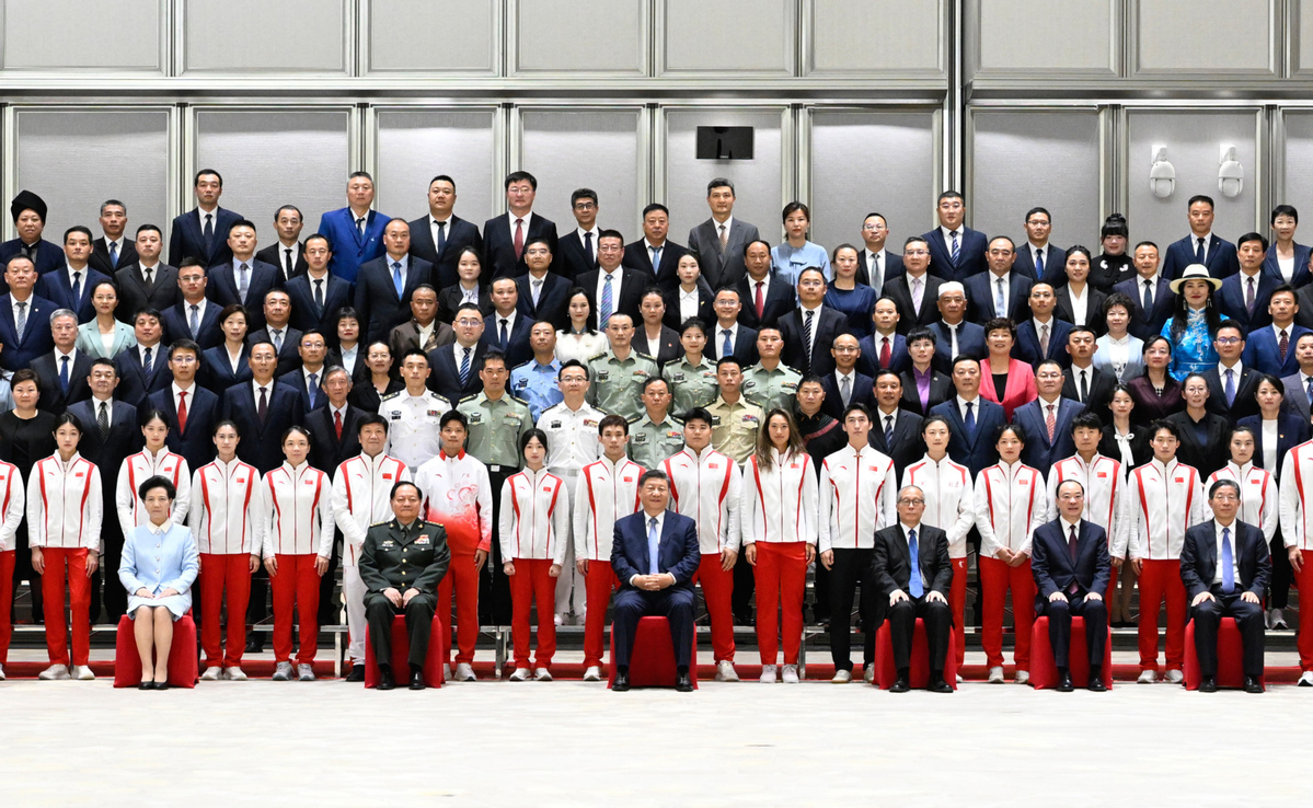 Xi meets national honorees in sports