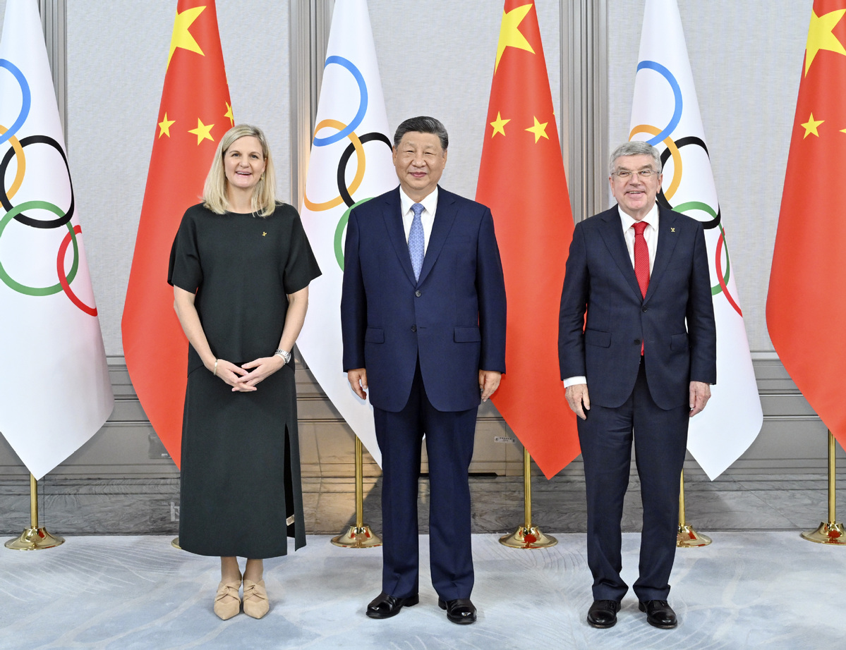 Xi meets IOC president, honorary president