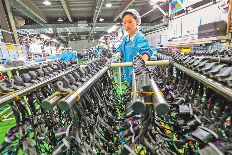 信阳市光山县新宝汽车电器有限公司：工人正在生产配件