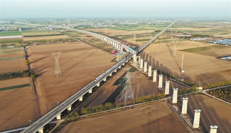 平漯周高铁首个近万吨“巨梁”成功转体