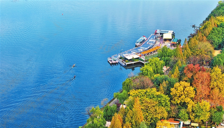 Xinyang athletes row amid winter scenery