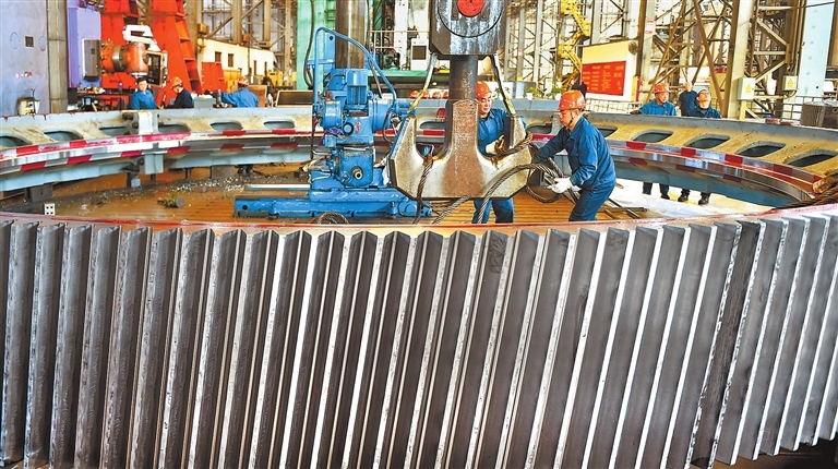 Assembly of oversized mining mill for export in Luoyang