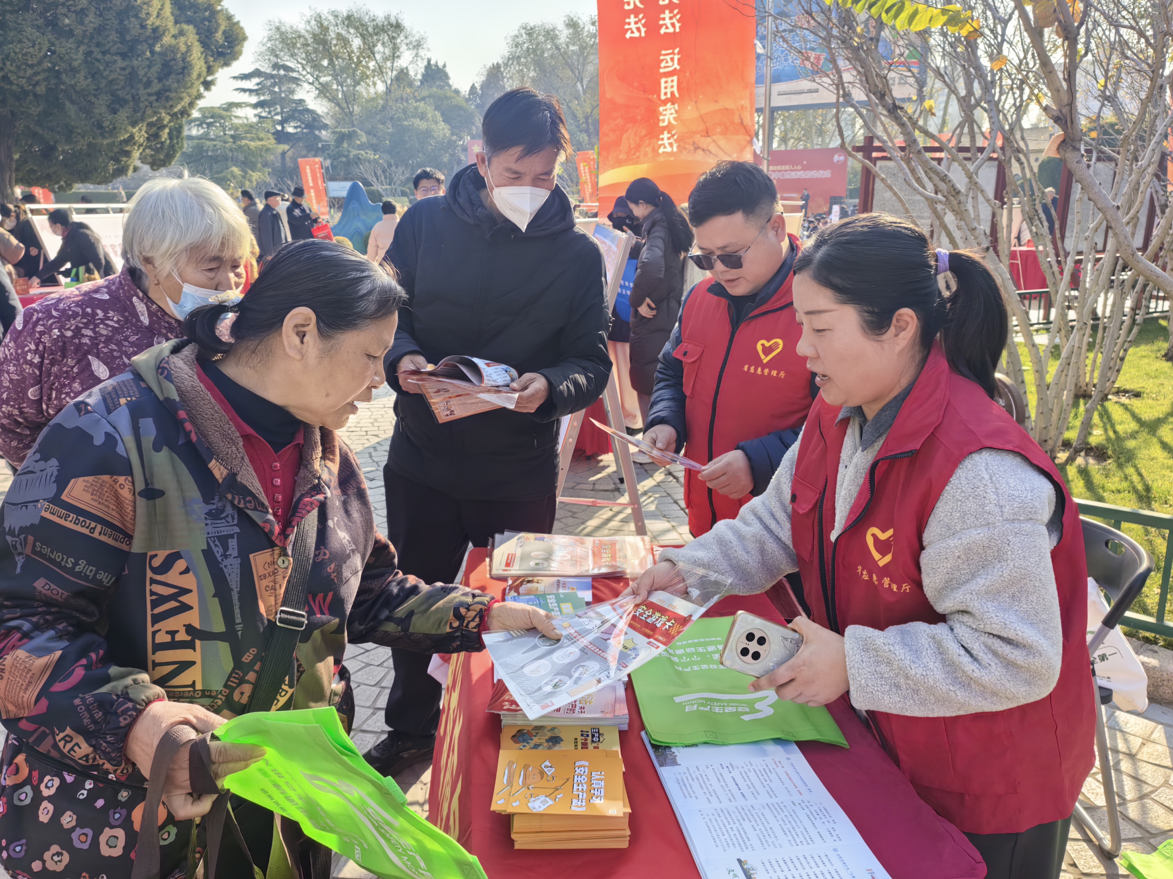 省应急管理厅组织开展宪法及安全生产法宣传活动 省应急管理厅组织开展宪法及安全生产法宣传活动